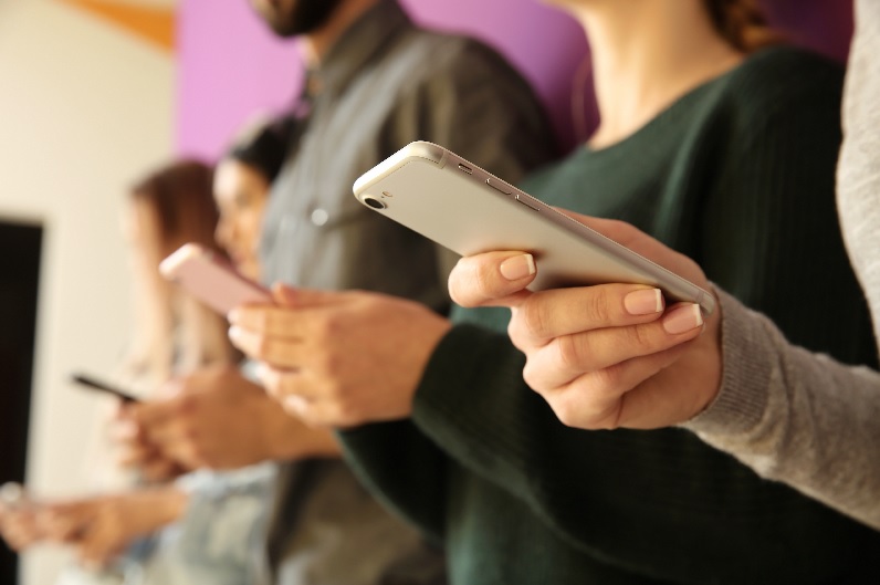 Adolescenti iperconnessi. Like addiction, Vamping e Challenge sono le nuove patologie