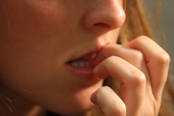 Mangi le unghie? Scopri cosa significa in psicologia...